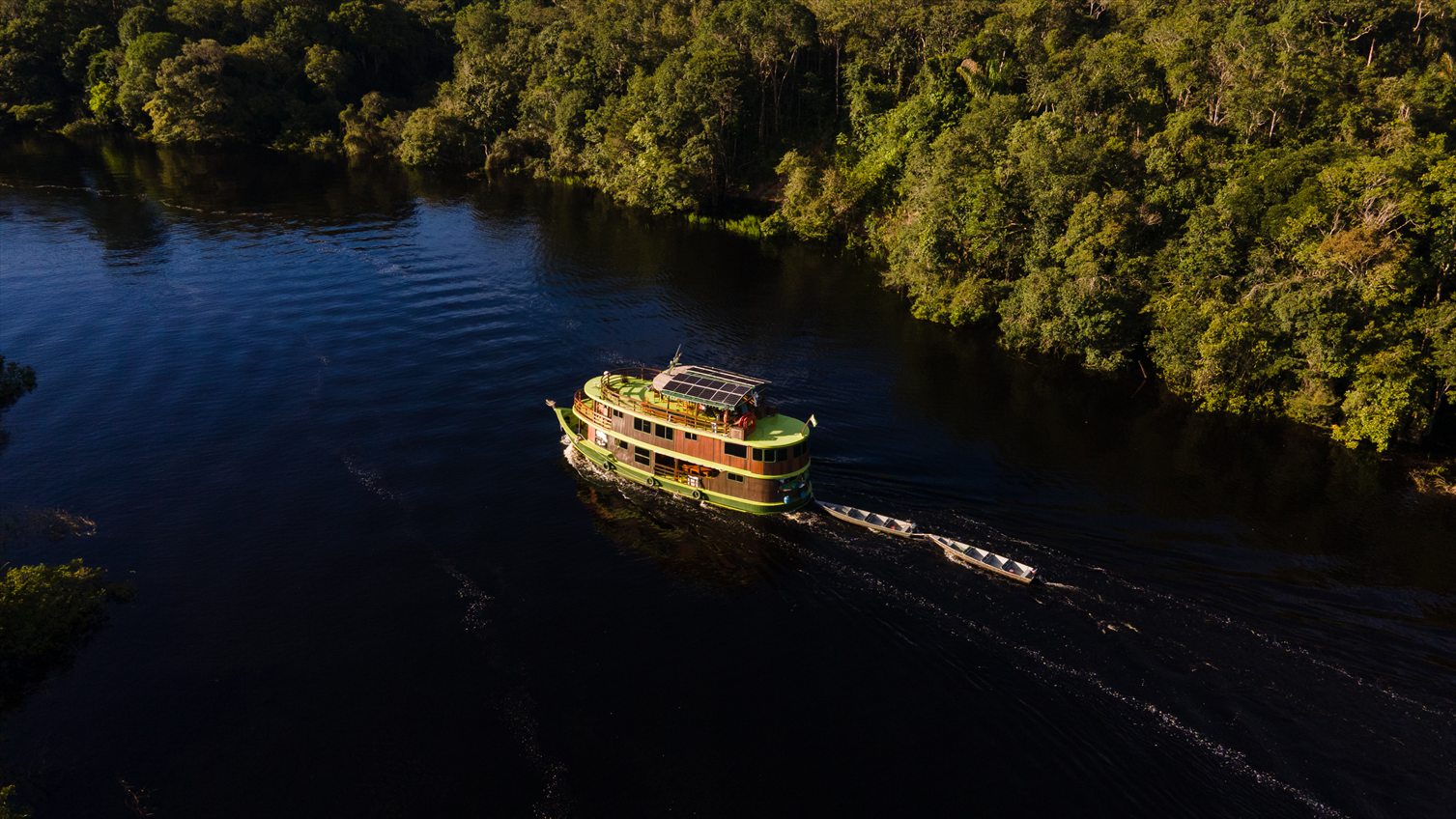 Jacaré-Açu vessel navigating the Amazon
